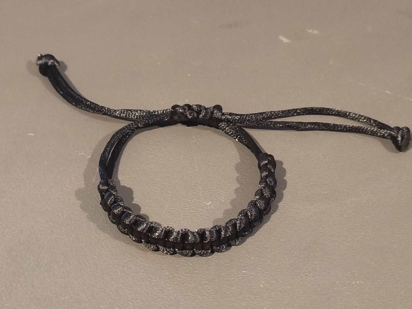 Bracelet en fil noir