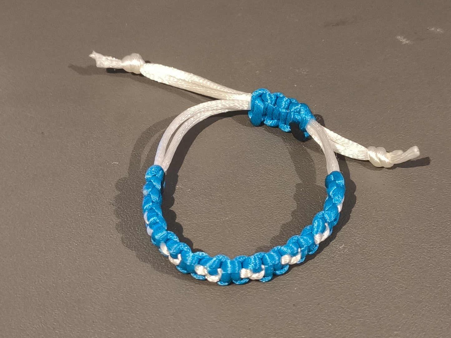 Bracelet en fil bleu et décor blanc