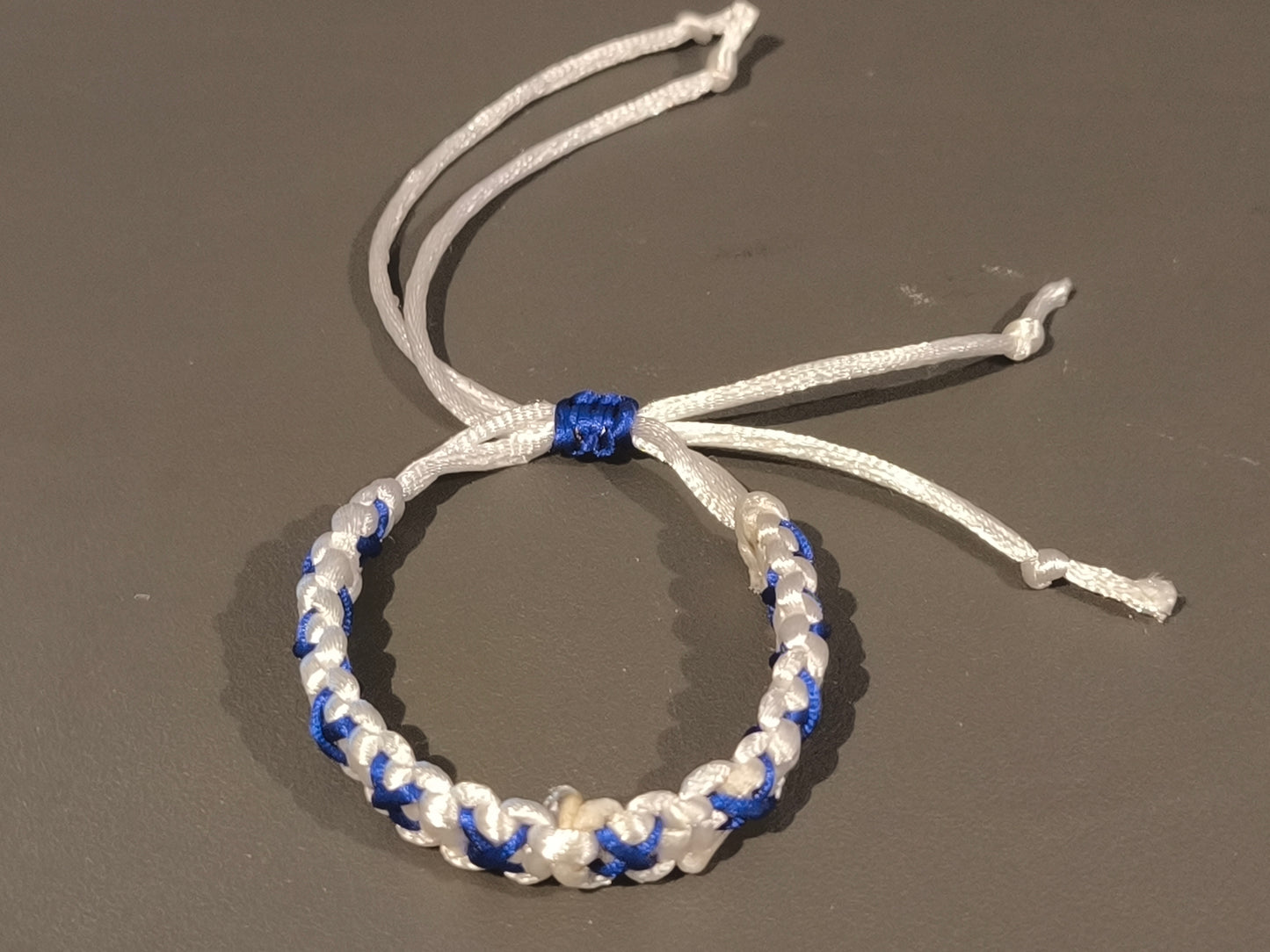 Bracelet blanc croix bleu