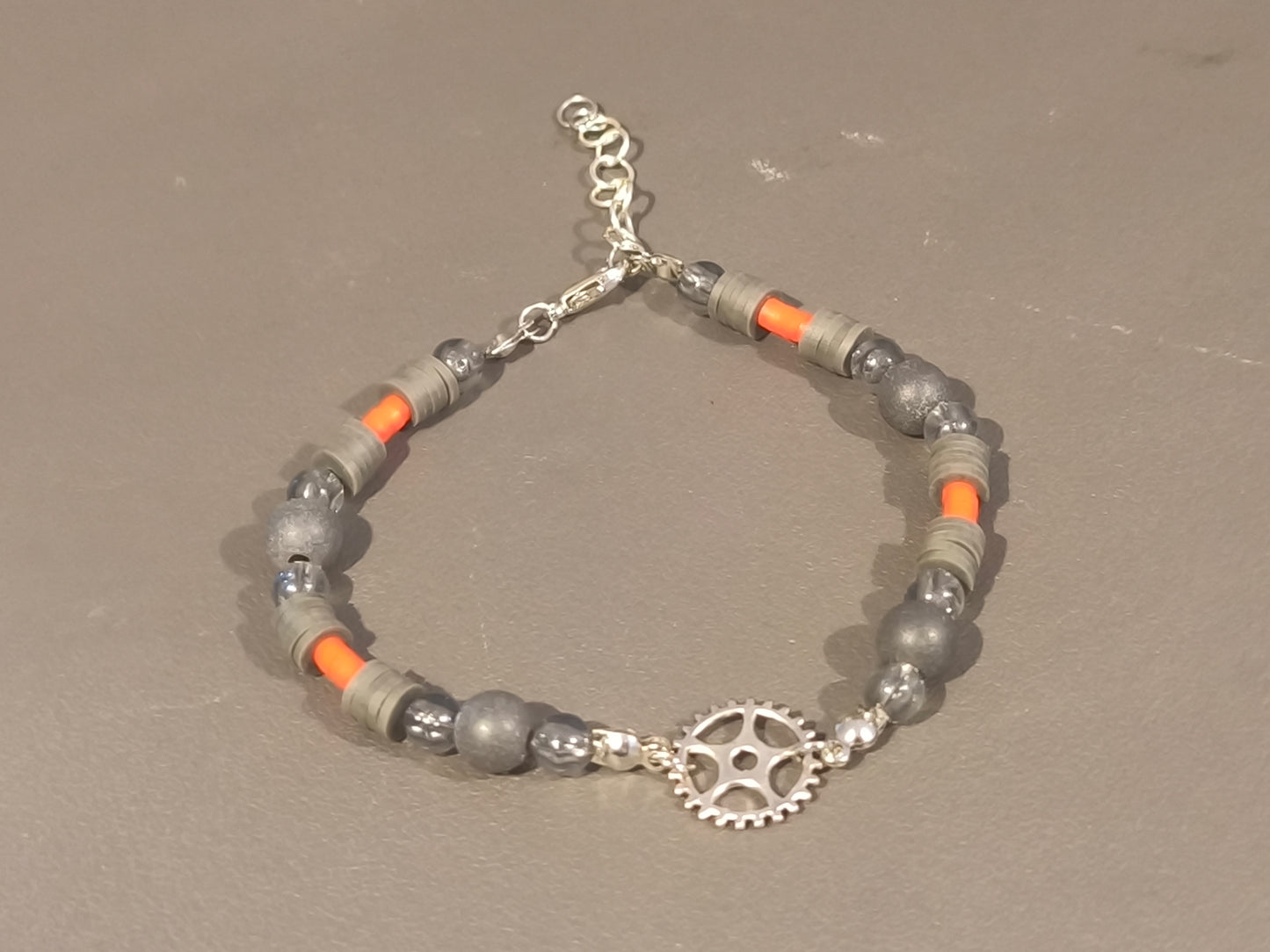 Bracelet gris et rouge avec engrenage