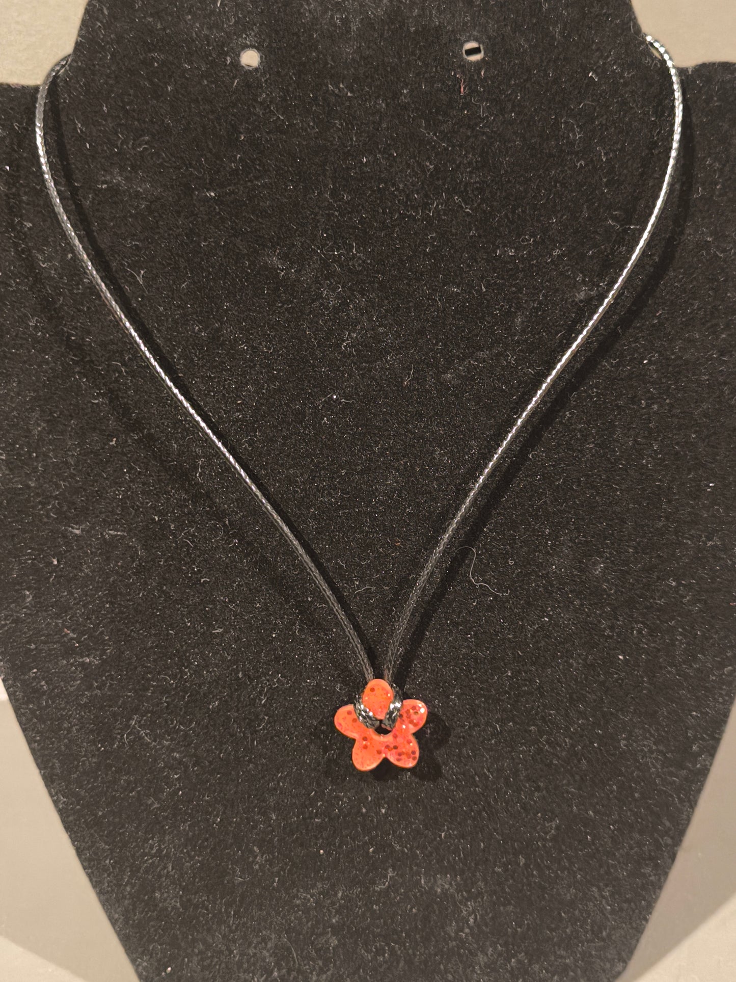 Collier noir avec pendentif en résine fleur