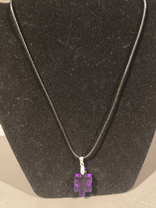 Collier noir avec pendentif en résine puzzle