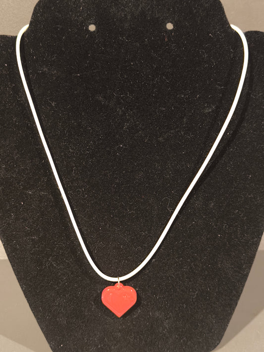 Collier blanc avec pendentif en résine coeur (étoile et lune)