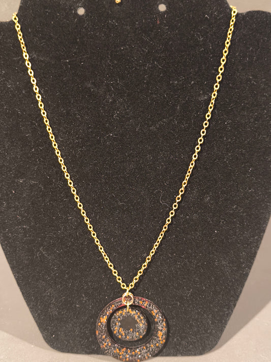 Collier doré avec pendentif en résine double rond