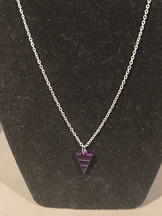 Collier argenté avec pendentif en résine triangle